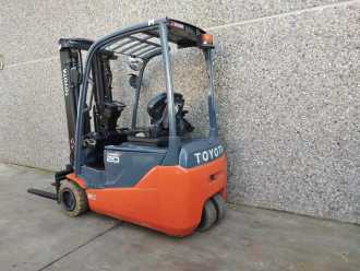 Chariot élévateur d'occasion TOYOTA 8FBE20T ELEKTRO DREIRADFRONTSTAPLER (12917585)