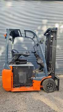 Chariot élévateur d'occasion TOYOTA 8FBEk16T ELEKTRO DREIRADFRONTSTAPLER (13068597)