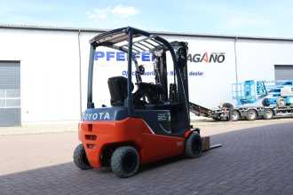 Chariot élévateur d'occasion TOYOTA 8FBM20T ELEKTRO VIERRADFRONTSTAPLER (12925241)