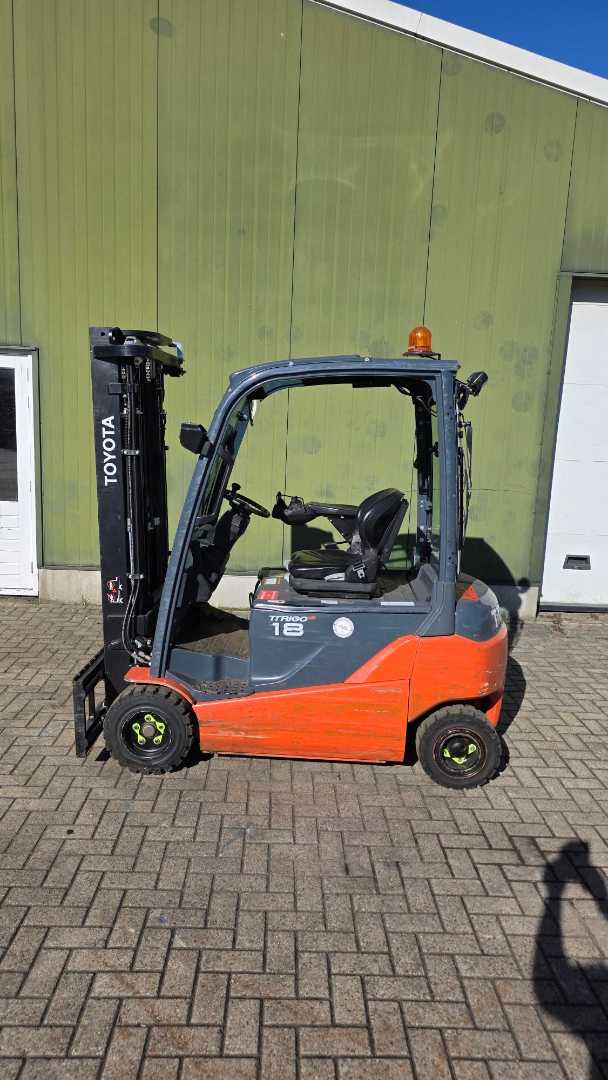 Chariot élévateur d'occasion TOYOTA 8FBMT18 ELEKTRO VIERRADFRONTSTAPLER (13073293)