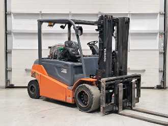 Chariot élévateur d'occasion TOYOTA 8FBMT45 ELEKTRO VIERRADFRONTSTAPLER (13038094)
