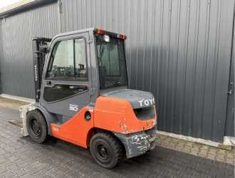 Chariot élévateur d'occasion TOYOTA 8FDF30 DIESEL VIERRADFRONTSTAPLER (13036622)