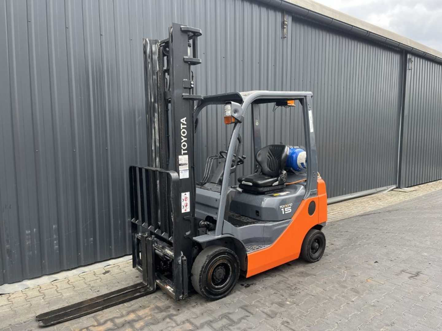 Chariot élévateur d'occasion TOYOTA 8FGF15 GAS VIERRADFRONTSTAPLER (12941106)