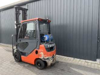 Chariot élévateur d'occasion TOYOTA 8FGF15 GAS VIERRADFRONTSTAPLER (13040932)