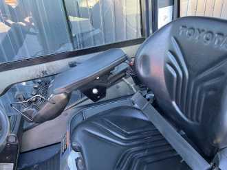 Chariot élévateur d'occasion TOYOTA 8FGF25 GAS VIERRADFRONTSTAPLER (13075442)