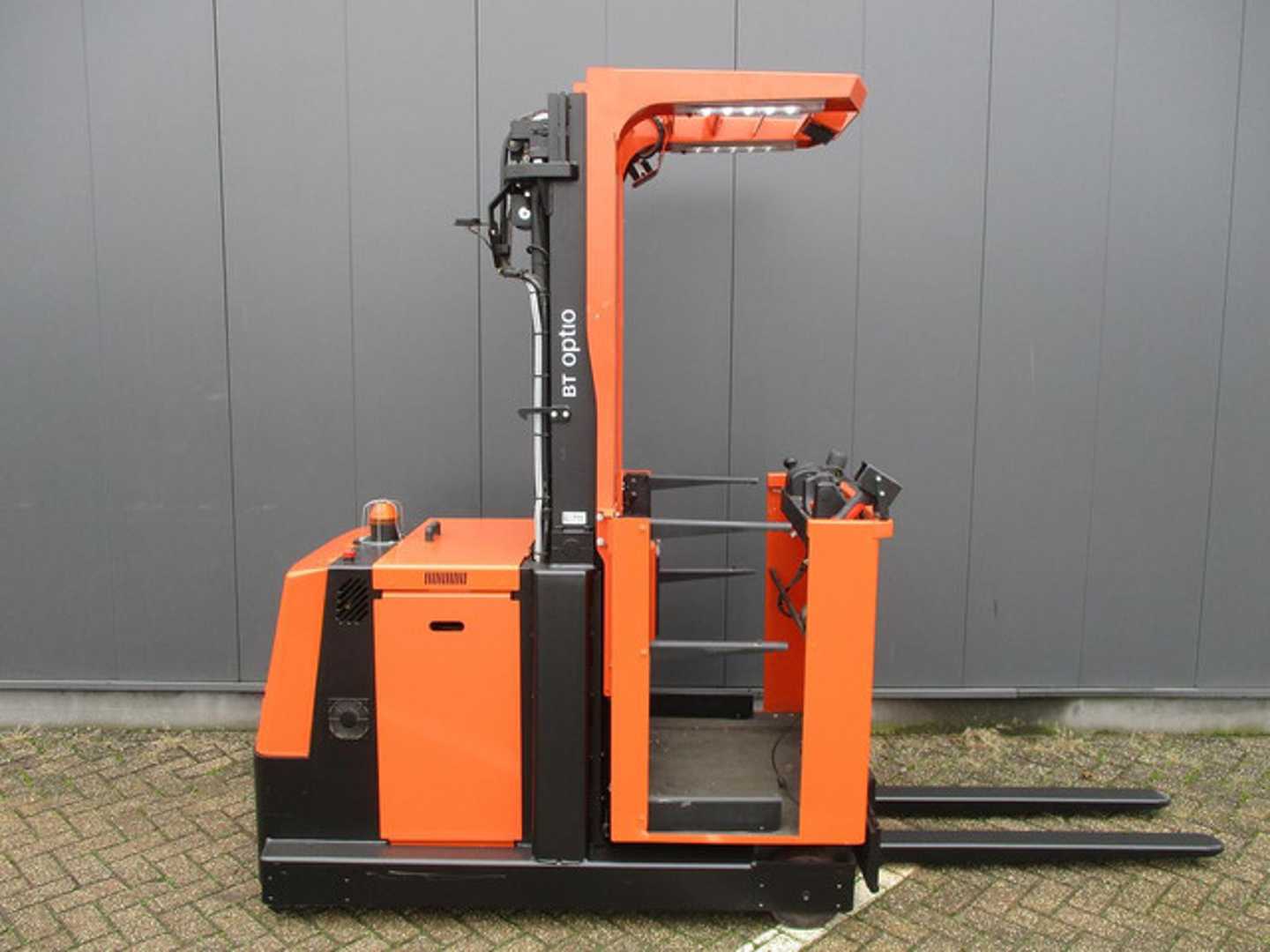 Chariot élévateur d'occasion TOYOTA OME 100M ELEKTRO HOCHHUBKOMMISSIONIERER (13028624)