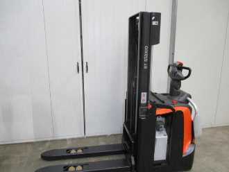 Chariot élévateur d'occasion TOYOTA SPE120 ELEKTRO HOCHHUBWAGENFAHRERSTAND (13071577)
