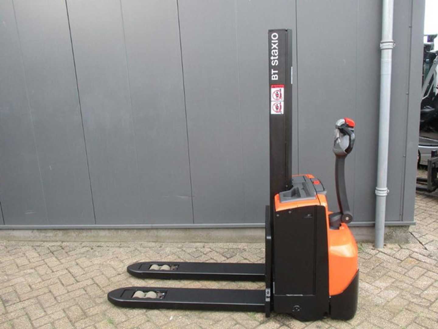 Chariot élévateur d'occasion TOYOTA SWE 080L ELEKTRO HOCHHUBWAGENDEICHSEL (13071588)
