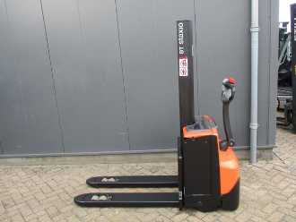 Chariot élévateur d'occasion TOYOTA SWE 080L ELEKTRO HOCHHUBWAGENDEICHSEL (13071588)