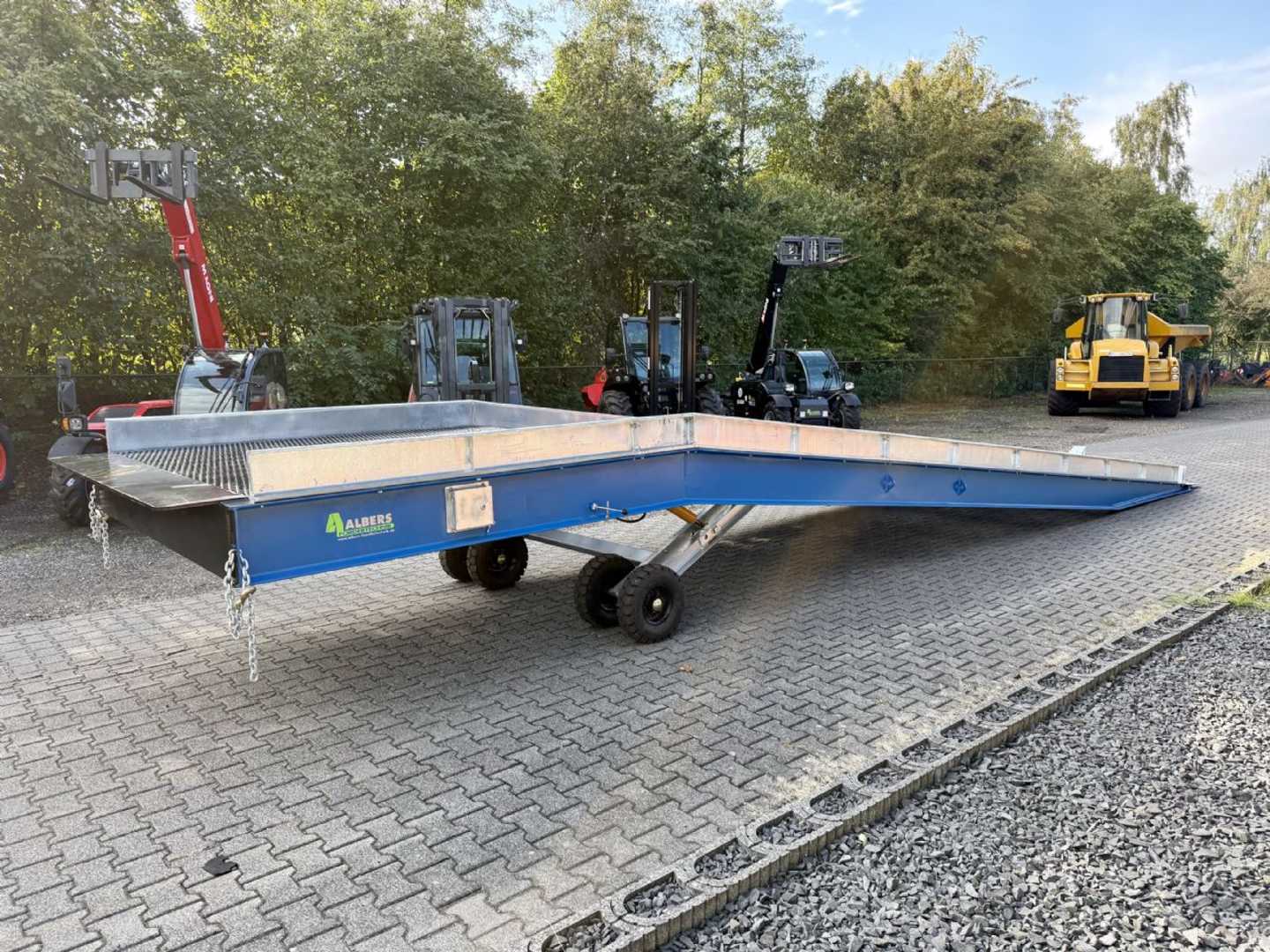 Chariot élévateur d'occasion WEITERE Verladerampe VR 12 / 2.5 lackiert HANDSEMI WEITERE (13073885)