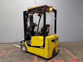 Chariot élévateur d'occasion YALE ERP13-15VC ELEKTRO DREIRADFRONTSTAPLER (13072636)
