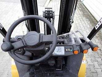 Chariot élévateur d'occasion YALE GDP30UX DIESEL VIERRADFRONTSTAPLER (13005141)
