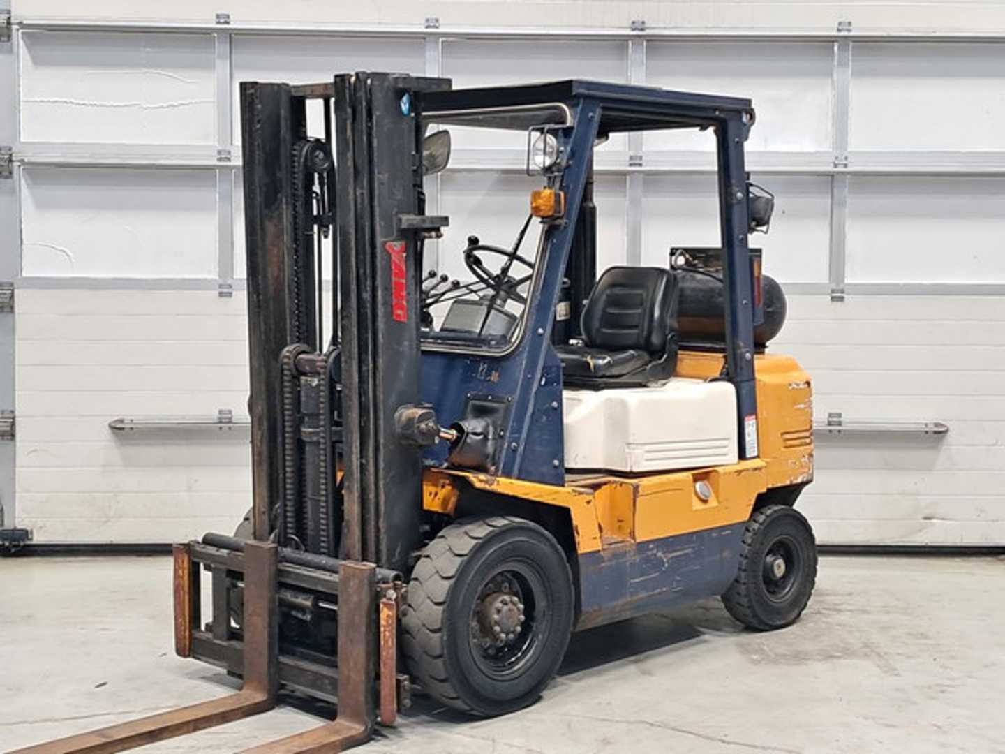 Chariot élévateur d'occasion YANG FG25 GAS VIERRADFRONTSTAPLER (13044203)