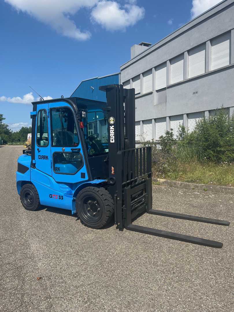 Used Forklift Truck CLARK chariot élévateur à fourches GAS VIERRADFRONTSTAPLER (12889624)