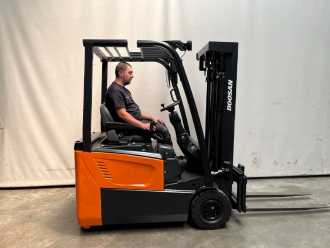Used Forklift Truck DOOSAN B15T-7 ELEKTRO DREIRADFRONTSTAPLER (13055415) backdrop