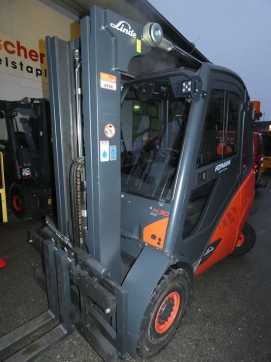 Used Forklift Truck LINDE H 30 T GAS VIERRADFRONTSTAPLER (13076045) backdrop