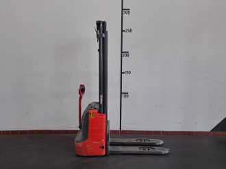 Used Forklift Truck LINDE L12: 1,2t (B) ELEKTRO HOCHHUBWAGENDEICHSEL (13073579) backdrop