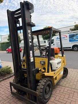 Used Forklift Truck TCM FG 25 GAS VIERRADFRONTSTAPLER (13075581) backdrop