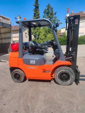 Used Forklift Truck TOYOTA 42-7 FGF25 GAS VIERRADFRONTSTAPLER (13061408) backdrop