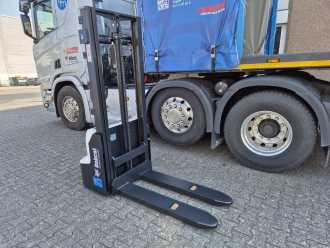 Gabelstapler gebraucht BOBCAT LSM12N ELEKTRO HOCHHUBWAGENDEICHSEL (13073487) backdrop
