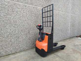 Gabelstapler gebraucht BT LWE180 ELEKTRO NIEDERHUBWAGENSEMIELEKTRISCH (13076580) backdrop