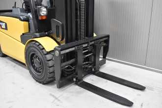Gabelstapler gebraucht CATERPILLAR EP 40 /55748/ ELEKTRO VIERRADFRONTSTAPLER (13069522)