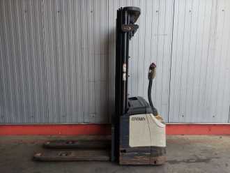 Gabelstapler gebraucht CROWN ES 4000 1.6TT ELEKTRO HOCHHUBWAGENDEICHSEL (13058633) backdrop