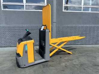 Gabelstapler gebraucht JUNGHEINRICH ECE 320 Baujahr 2017 / Stunden 3672 / Top Zustand ELEKTRO NIEDERHUBKOMMISSIONIERER (13001062) backdrop