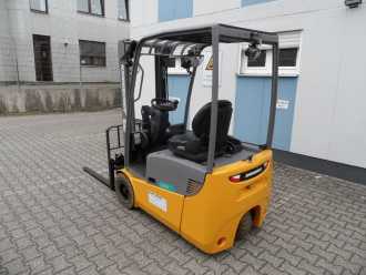 Gabelstapler gebraucht JUNGHEINRICH EFG 115 - unter 2 Meter - NEUE Batterie ELEKTRO DREIRADFRONTSTAPLER (13040953)