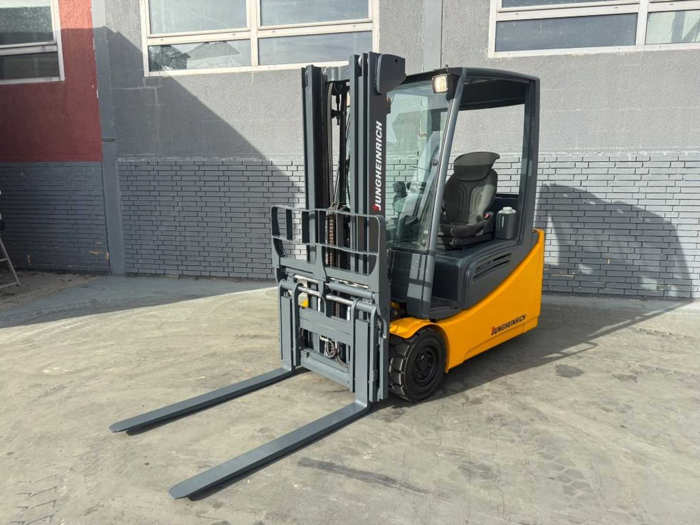 Gabelstapler gebraucht JUNGHEINRICH EFG 216 Baujahr 2008/ HH 4500 Akku Bj 2014 ELEKTRO DREIRADFRONTSTAPLER (13070531)