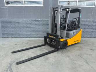 Gabelstapler gebraucht JUNGHEINRICH EFG 218 Baujahr 2019 / Stunden 15444 HH 3100 ELEKTRO DREIRADFRONTSTAPLER (13049469) backdrop