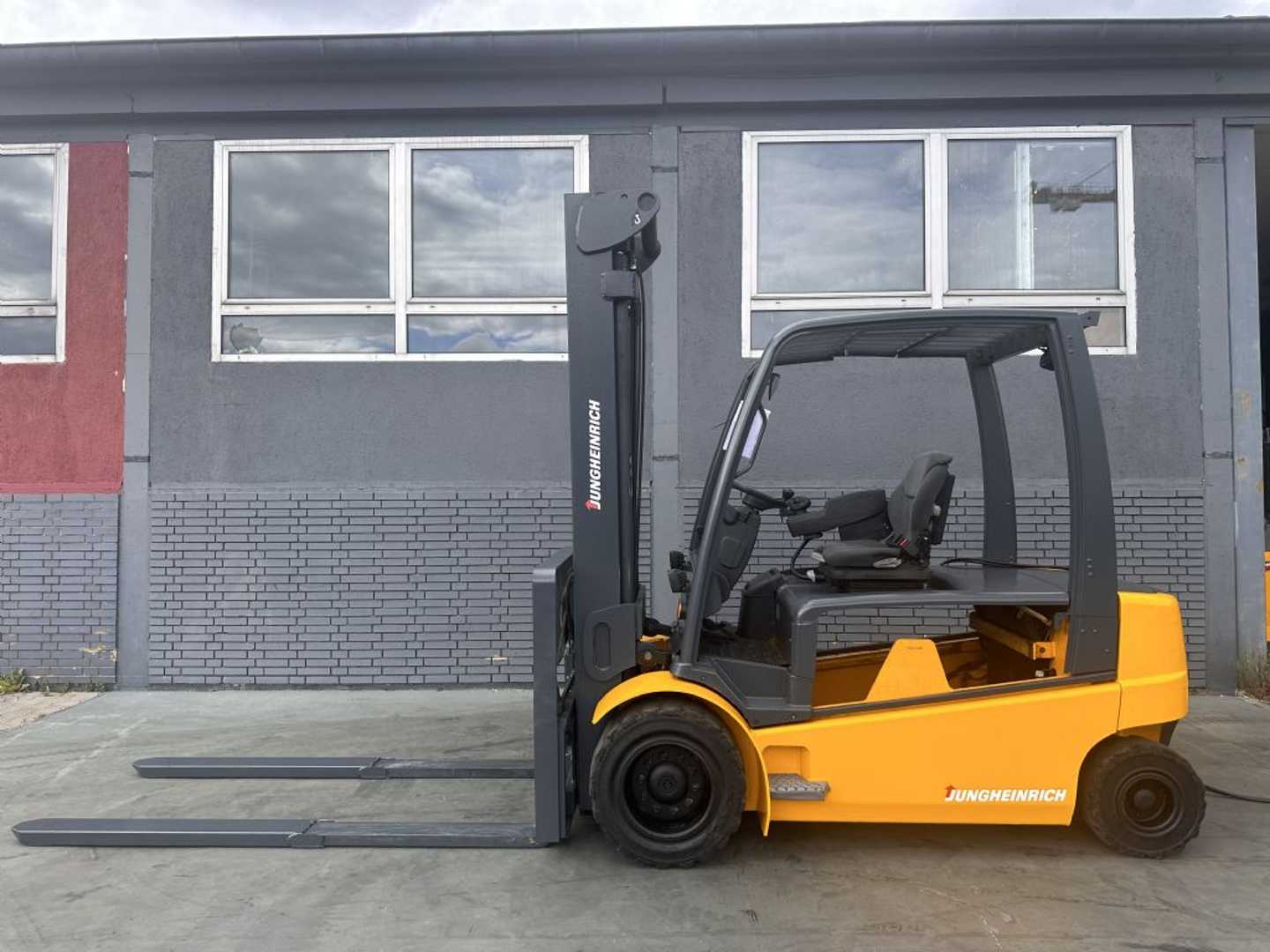 Gabelstapler gebraucht JUNGHEINRICH EFG 550 Baujahr 2010/ Stunden 20000 / Ohne Akku ELEKTRO VIERRADFRONTSTAPLER (13001084)