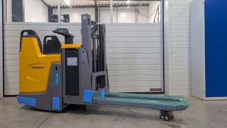 Gabelstapler gebraucht JUNGHEINRICH ERD 220 neuwertig ELEKTRO HOCHHUBWAGENDEICHSEL (13047060) backdrop