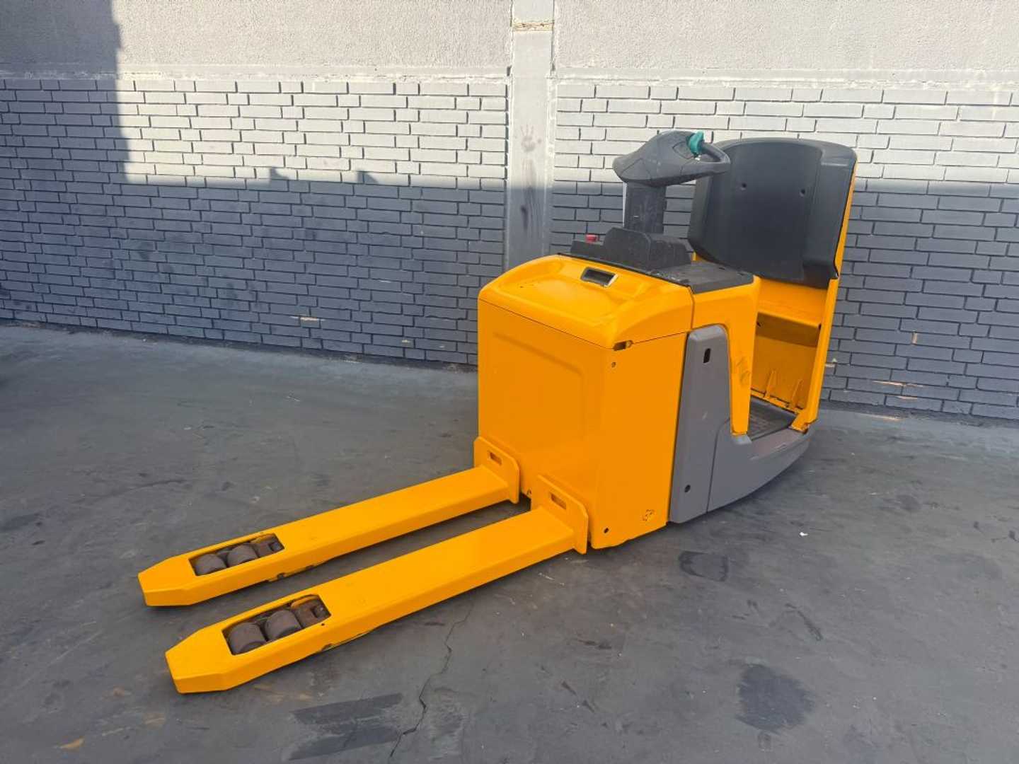 Gabelstapler gebraucht JUNGHEINRICH ERE 120 Baujahr 2021 Akku 2021 Stunden 3789 ELEKTRO NIEDERHUBWAGENDEICHSEL (13075991)