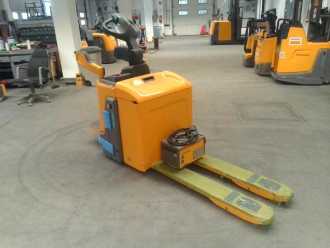 Gabelstapler gebraucht JUNGHEINRICH ERE 120 KP 17 115-51 ELEKTRO NIEDERHUBWAGENFAHRERSTAND (13057908) backdrop