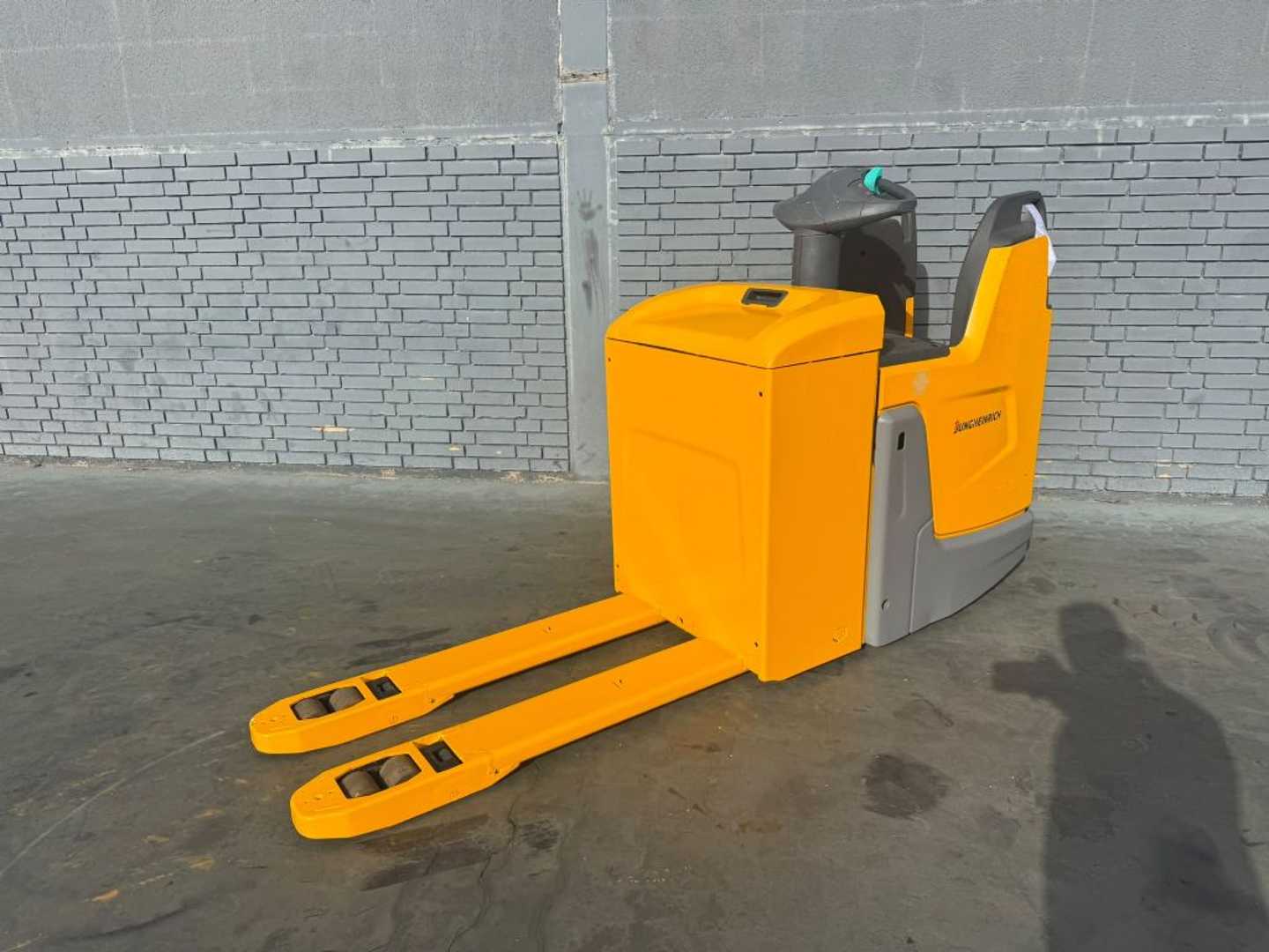Gabelstapler gebraucht JUNGHEINRICH ERE 225 Baujahr 2023 Akku 2022 Stunden 2148 ELEKTRO NIEDERHUBKOMMISSIONIERER (13075992)