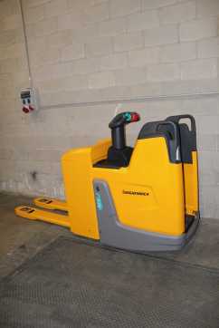 Gabelstapler gebraucht JUNGHEINRICH ERE 225 ELEKTRO NIEDERHUBWAGENSEMIELEKTRISCH (13029570) backdrop