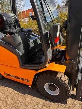 Gabelstapler gebraucht JUNGHEINRICH TFG 20 GAS VIERRADFRONTSTAPLER (12950321) backdrop