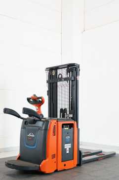 Gabelstapler gebraucht LINDE D 14 AP 133 LI-ION ELEKTRO HOCHHUBWAGENDEICHSEL (13054238) backdrop