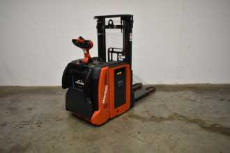 Gabelstapler gebraucht LINDE D 14 AP ION 133-01 ELEKTRO HOCHHUBWAGENFAHRERSTAND (13050207) backdrop
