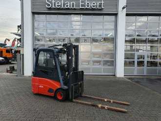 Gabelstapler gebraucht LINDE E18 - 01 / Triplex: 4.50m! / SS / nur 5.672h! ELEKTRO VIERRADFRONTSTAPLER (13024702) backdrop