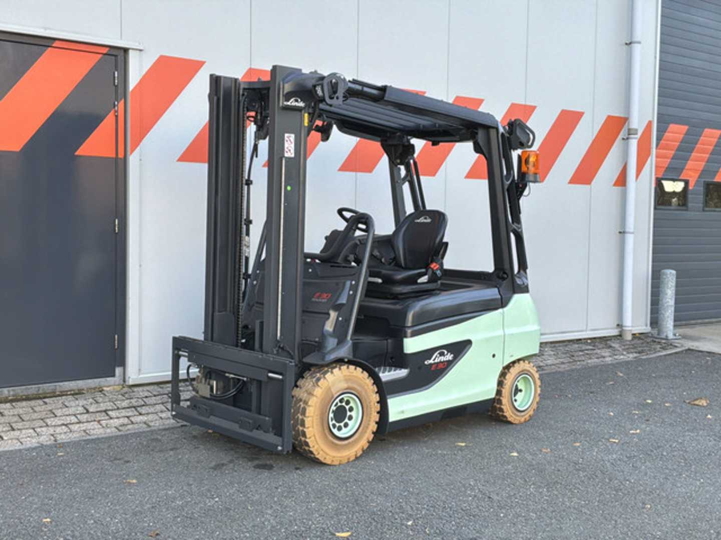 Gabelstapler gebraucht LINDE E30R-01 ELEKTRO VIERRADFRONTSTAPLER (13075318)