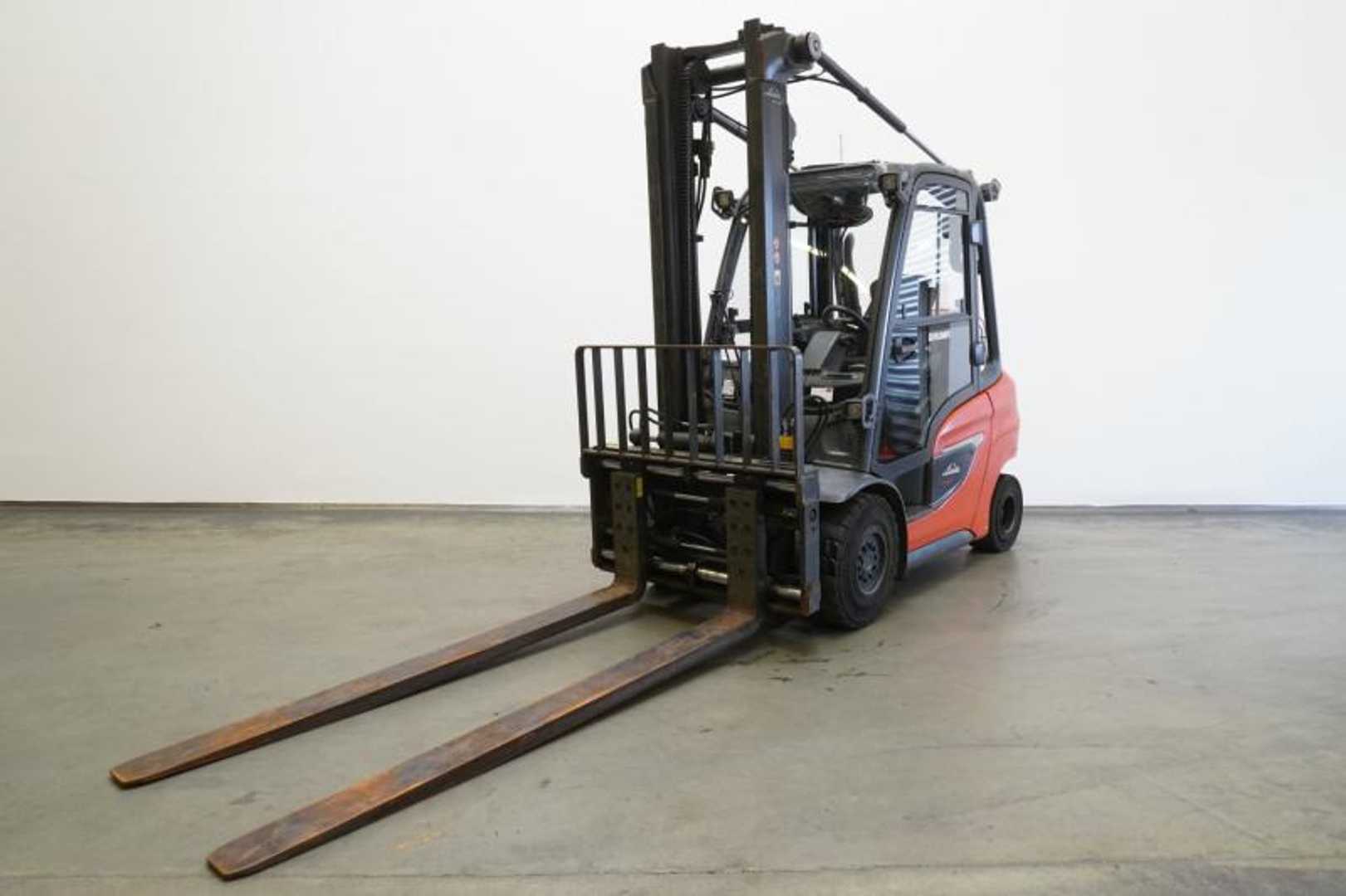 Gabelstapler gebraucht LINDE H 35 T 1202 GAS VIERRADFRONTSTAPLER (12999367)