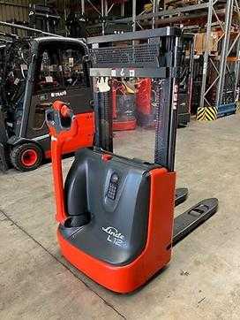 Gabelstapler gebraucht LINDE L12 ELEKTRO HOCHHUBWAGENDEICHSEL (12892854) backdrop