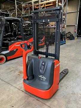 Gabelstapler gebraucht LINDE L12 ELEKTRO HOCHHUBWAGENDEICHSEL (12970443) backdrop