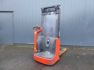 Gabelstapler gebraucht LINDE L12 ELEKTRO HOCHHUBWAGENDEICHSEL (13075326) backdrop
