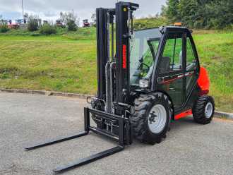 Gabelstapler gebraucht MANITOU MC 25-4 DIESEL GELAENDESTAPLER (12962750) backdrop