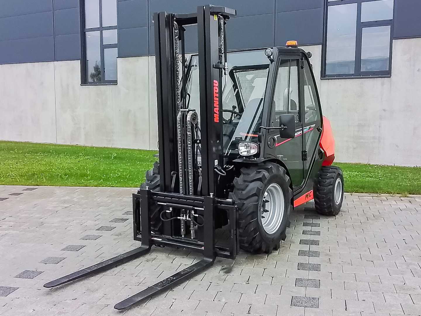 Gabelstapler gebraucht MANITOU MC 30-4 DIESEL GELAENDESTAPLER (12947549)