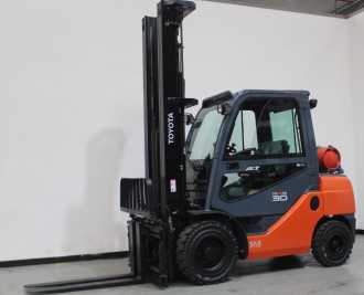 Gabelstapler gebraucht TOYOTA 02-8FGF30 *sofort verfügbar* GAS VIERRADFRONTSTAPLER (13067887) backdrop