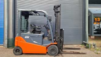 Gabelstapler gebraucht TOYOTA 8FBM25T ELEKTRO VIERRADFRONTSTAPLER (13056732) backdrop